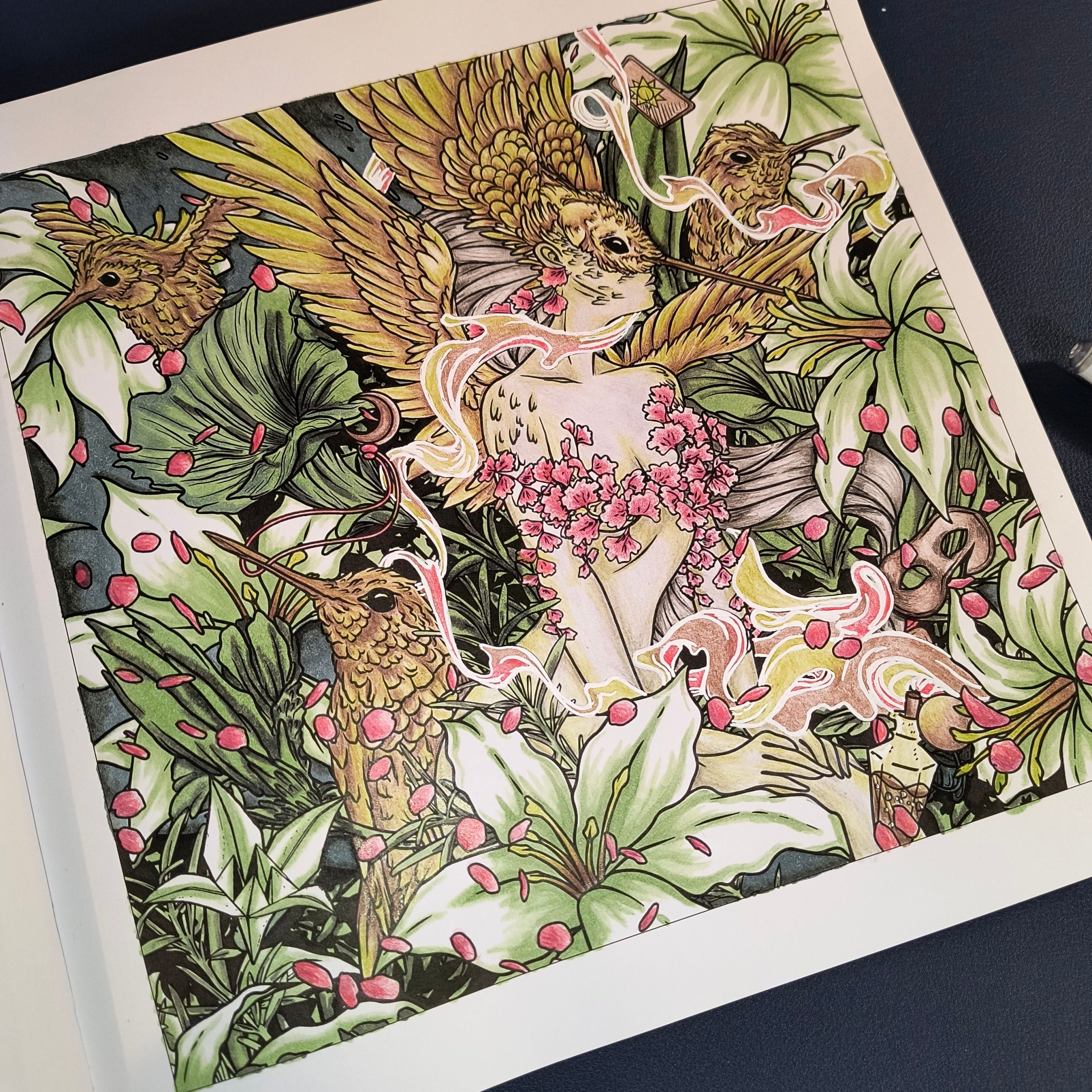 Coloriage d'un livre mythographic de Joseph Catimbang illustrant une femme entouré d'oiseau et de fleurs