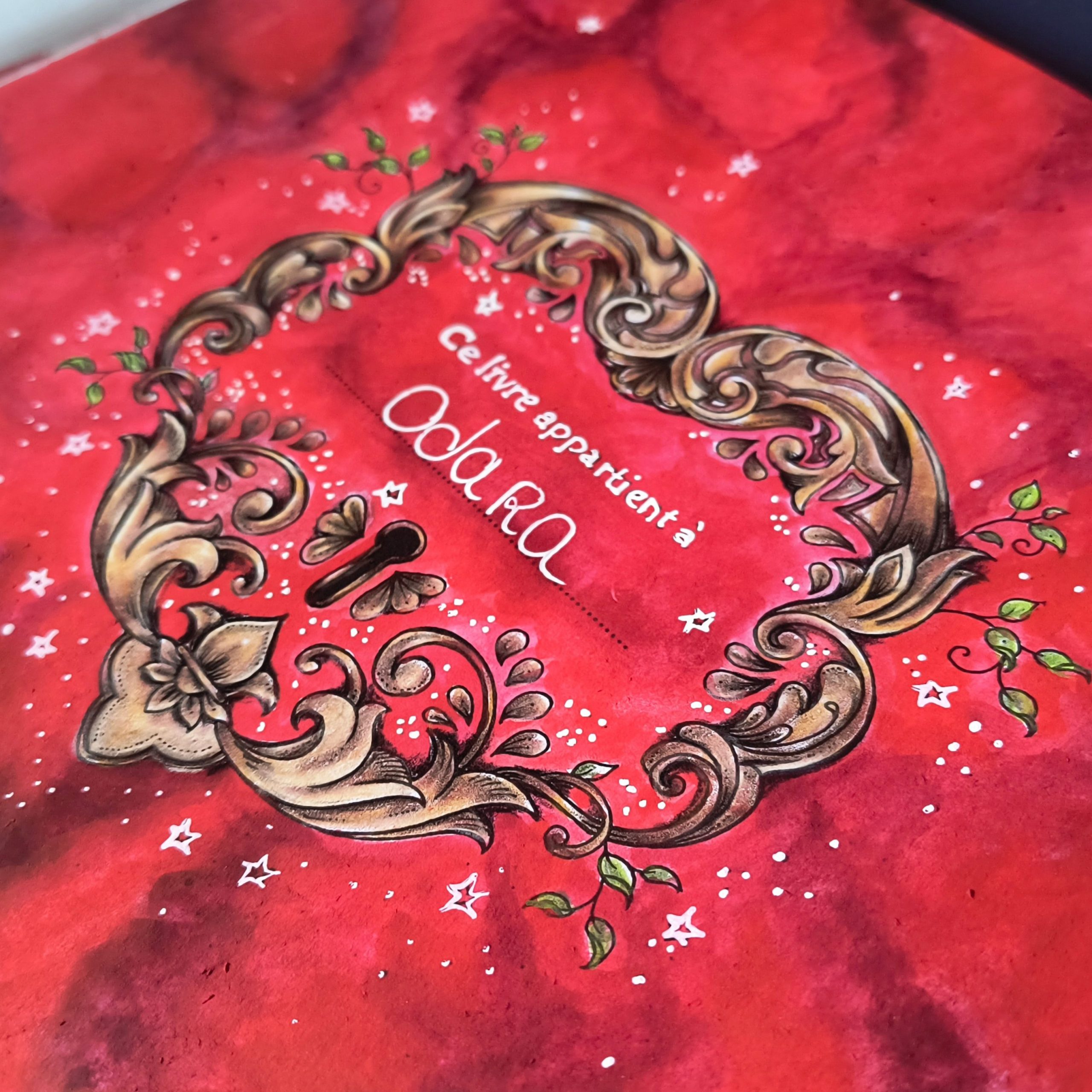 Coloriage Johanna Basford dans le monde des secrets d'un rouge intense avec son anneau couleurs bois